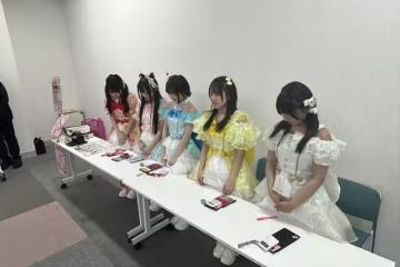 日偶像女團辦活動「0人到場」！　5成員低頭畫面瘋傳