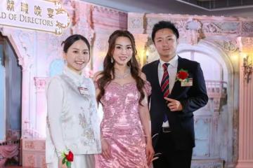香港富三代與新婚太太牽手現身!孕味濃肚子凸起!直言想生5個兒子!