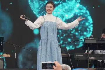 朱海君躲媒體「牽手護花使者」 現身電影院…見鏡頭秒垮臉拒拍