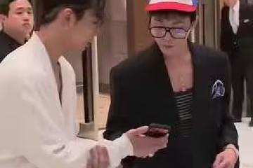 G-DRAGON被小14歲弟弟搭訕要電話　「秒交出號碼」笑容超寵溺