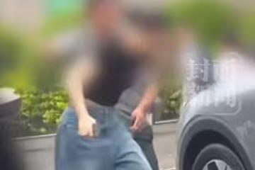 女子狂踹保安，結果被打耳光，真相讓人驚呆！