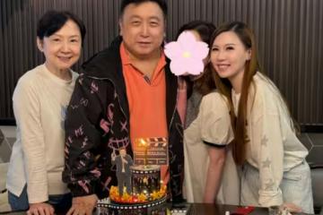 王晶71歲生日,結婚48年妻子罕見曝光!一家四口全家福畫面十分溫馨