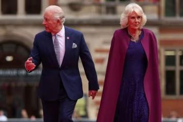 77歲查爾斯忍了一輩子，這晚終於笑了！
