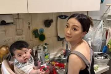 女兒客廳大哭「玉兔解鎖新育兒法」!尪出浴室見震撼一幕:太猛了