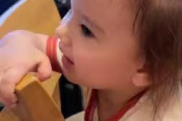 2歲女兒買東西結帳完「淡定脫口一句話」 祖雄驚呆:到底誰教她的?