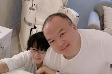 明金成56歲冥誕！遺孀深夜發文藏洋蔥：你的笑聲一直住在我們心裡