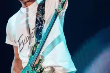 王菲低調現身謝霆鋒演唱會!揮手「無名指疑戴鑽戒」世紀復合12年