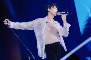 王浩信開演唱會牽手胡杏兒！當眾解釋兩人關係！直言非常感激女方