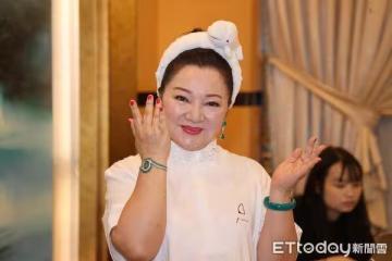 28年前入圍卻痛失愛女 白冰冰再戰歌后「5000萬珠寶」穿豪宅現身