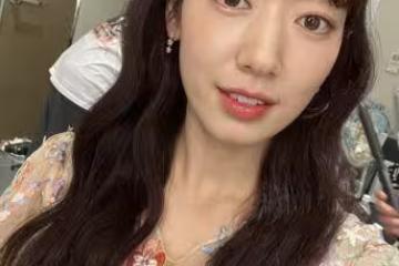 朴信惠挺孕肚出遊!身旁竟是巨星裴勇浚一家 13年姐妹情誼曝光