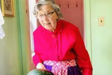 終身未婚不孤單!90歲超狂阿嘉莎奶奶「沒手機」 大爆約會史:總有事可做