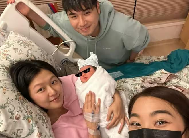 TVB資深男星80歲當了爺爺！抱著孫女笑逐顏開！兩任妻子都有日本血統！