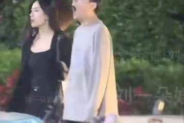 對比秦俊傑跟新女友和楊紫在一起的區別,原來當年楊紫真的愛慘了