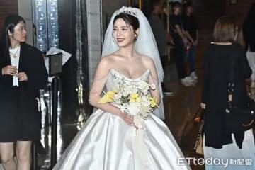 白家綺一進場牽父手哭了！　宋逸民、陳維齡證婚「夫妻下跪」禱告