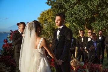 快訊／瘦子結婚4年海島補辦婚禮！　甜牽老婆深情對望「大咖全現身見證」