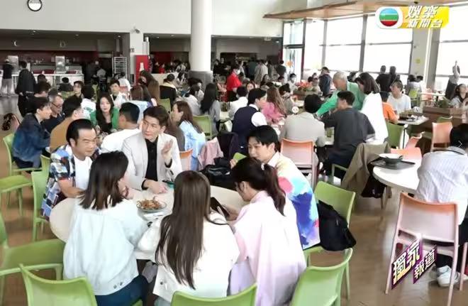 TVB《愛回家》劇組大擺婚宴！為楊明莊思明預辦婚禮！深情接吻場面感人