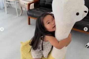 2歲女兒突發高燒4天！余祥銓妻「無能為力」好心疼：喝完奶馬上吐