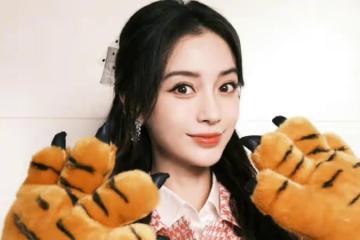 Angelababy帶兒出遊狂滑手機 網狠酸:是親生的嗎?