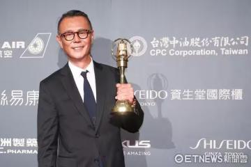72歲劉德凱傳定居大陸!滿頭白髮踩夾腳拖修車 瓊瑤男神變黝黑