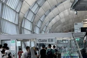 吳京現身泰國機場,拎著大包小包匆匆回國,網友:惡意返鄉