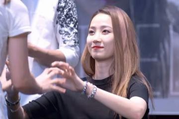 她曾是韓國女團的頂流女星,和父親斷絕關係後,又因書評遭議論