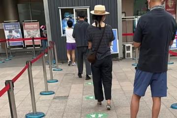 59歲姜文與二婚老婆排隊核酸,身形暴瘦好低調,一旁周韻打扮俏皮