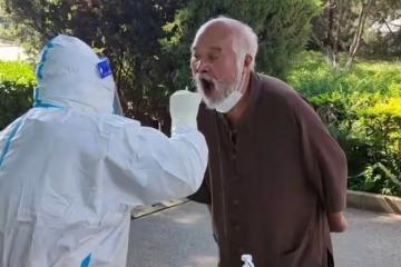 67歲李琦穿破洞衣服做核酸，越老越瘦顯憔悴，走路顫巍還當志願者