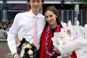 林依輪22歲兒子從名校畢業！與洋人女友擁抱慶祝，久居美國很愜意