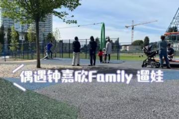 38歲鍾嘉欣定居加拿大,懷三胎帶倆娃散步,和老公住別墅生活愜意