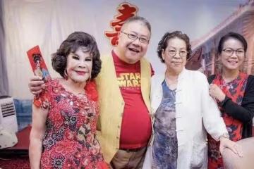 祝福！60歲香港著名男星宣布與內地女友分手，帶新歡出鏡受訪