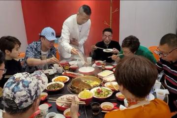 90歲楊少華晚年仍拼酒肉！參加聚會滿桌魚肉，全程端盤夾肉吃不停