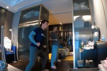 鄭愷苗苗在臥室打八段錦，媳婦孕肚搶鏡，吃泡麵慶祝結婚2周年