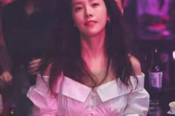 多次與合作男星傳出緋聞卻無一證實，如今的她依舊越單身越美麗