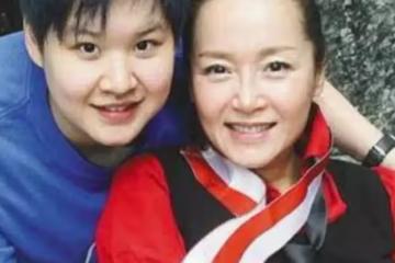 63歲「影后」恬妞母女罕露面,女兒被曝「喜歡女生」,恬妞祝福「不管別人怎麼說,女兒開心就好」,網友:放下,也是一種圓滿