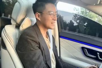不滿汪小菲曬豪車?具俊曄也貼出自己玩車照,網友:像摩的司機!