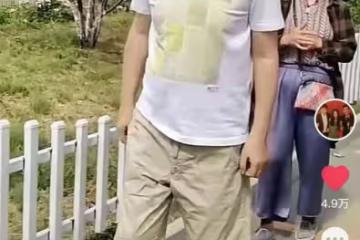 56歲付笛生烈日下做核酸,排隊摘口罩自嘲像小伙,大搖大擺無人識