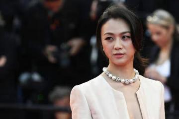 湯唯美翻坎城紅毯！「開大U」微露東西半球 IU出發對決爭影后