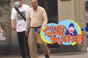 52歲張嘉益現身街邊做核酸，全程低調沒架子，還幫異性撐傘接地氣