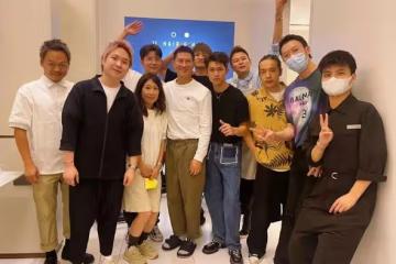 張家輝穿拖鞋去深圳理髮店,被曝剪頭花費近兩千,與店員大方合影