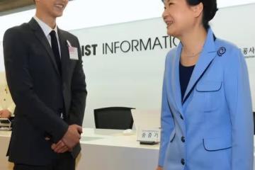 迷戀宋仲基挪用國家公款,朴槿惠被閨蜜牛郎送入獄,如今東山再起