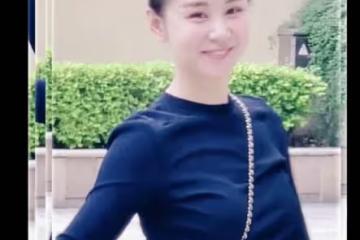 36歲李小萌二胎後現身！北京街頭不戴口罩滑板，秀長腿細腰笑容甜
