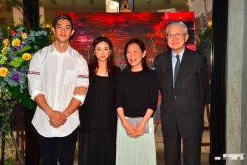 最牛富二代開畫展，賭王繼承人親臨現場關照，許晉亨夫婦不敢不來