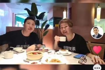 港星李鴻傑攜妻子移居福建!兒子前來探望,一家吃飯爬山共聚天倫