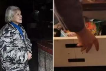 媽媽4個月不洗澡,女兒嫌她不講衛生,生氣趕走了她, 第二天收拾抽屜的時候,她卻捂臉痛哭
