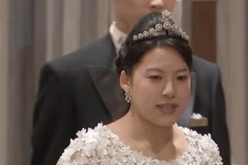 3年前絢子婚宴,頭戴改造的頭飾笑容滿面,真子和清子低頭耳語