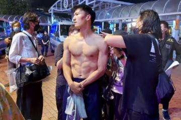 謝霆鋒街頭拍片裸上身 遭眾人圍觀健壯好身材