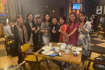 一眾藝人國外聚會！飯後看巫啟賢演唱會太盡興，首屆港姐冠軍現身