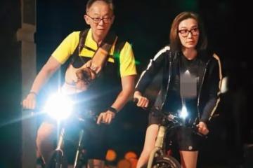 恭喜!51歲名媛戀上七旬富豪,騎自行車約會接地氣,曾結過2次婚