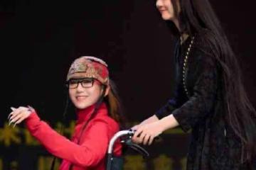 楊麗萍透露小彩旗近況 在莎士比亞戲劇學院學導演 楊麗萍透露小彩旗近況到底是什麼情況？