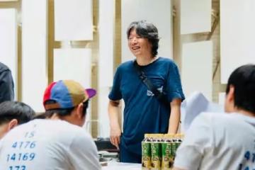 樂壇眾大咖辦音樂會！竇唯倆女兒熱聊關係好，老狼蒼老快認不出